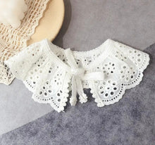 Load image into Gallery viewer, Daisy Lace Collar
